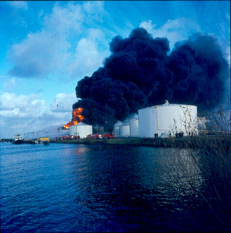 S.9100(4270); Grote tankbrand bij Comos; diapositief