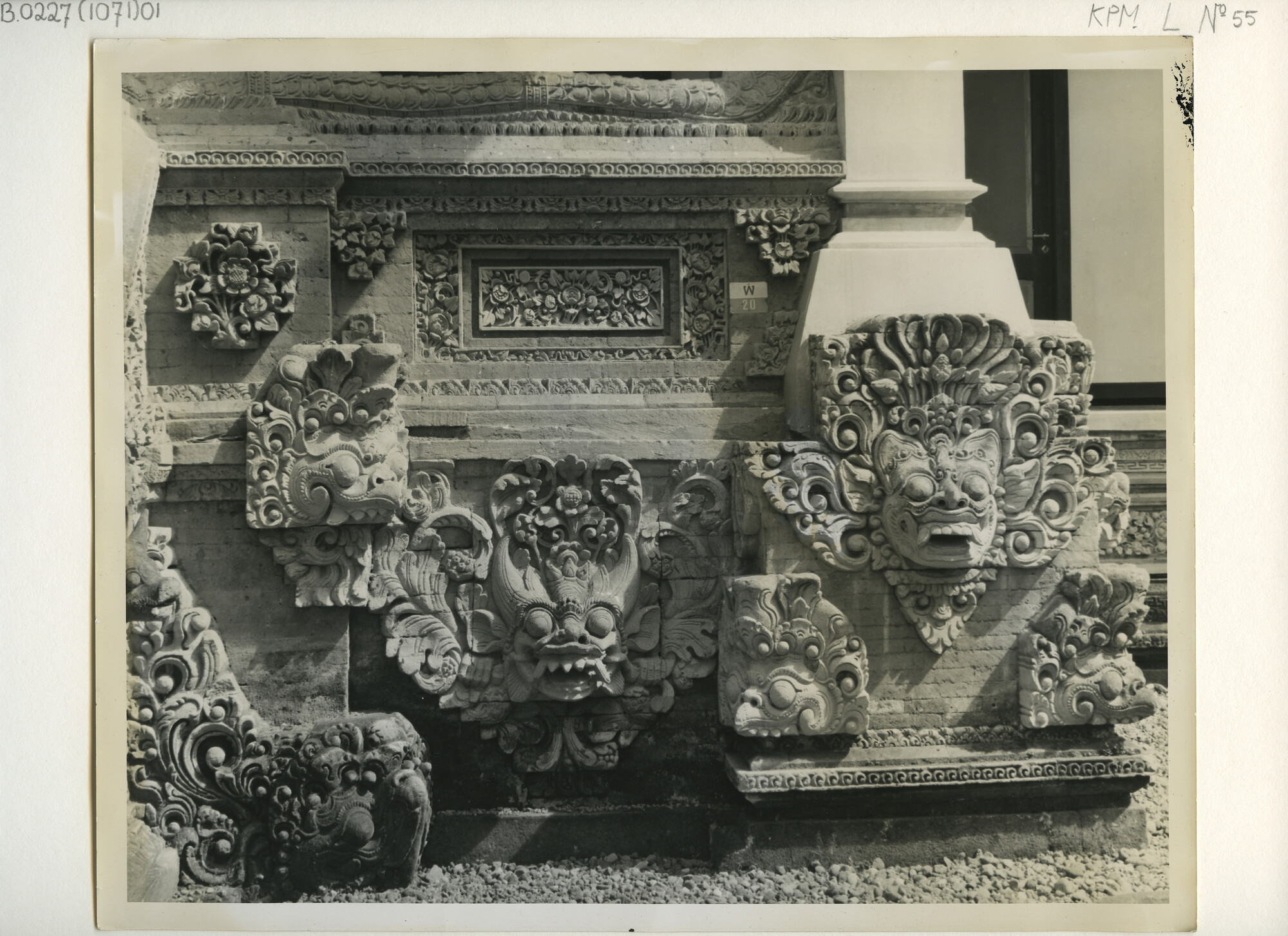 B.0227(1071)01; Detailfoto van ornamenten op een Balinesische tempel; foto