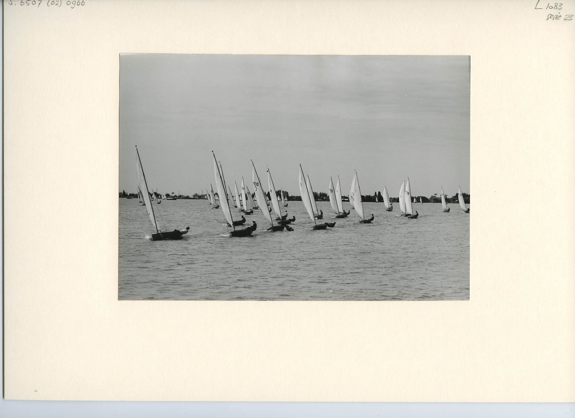 S.6507(02)0966.03; Zwart-wit foto van de O-jollen-klasse op het Braassemermeer; foto