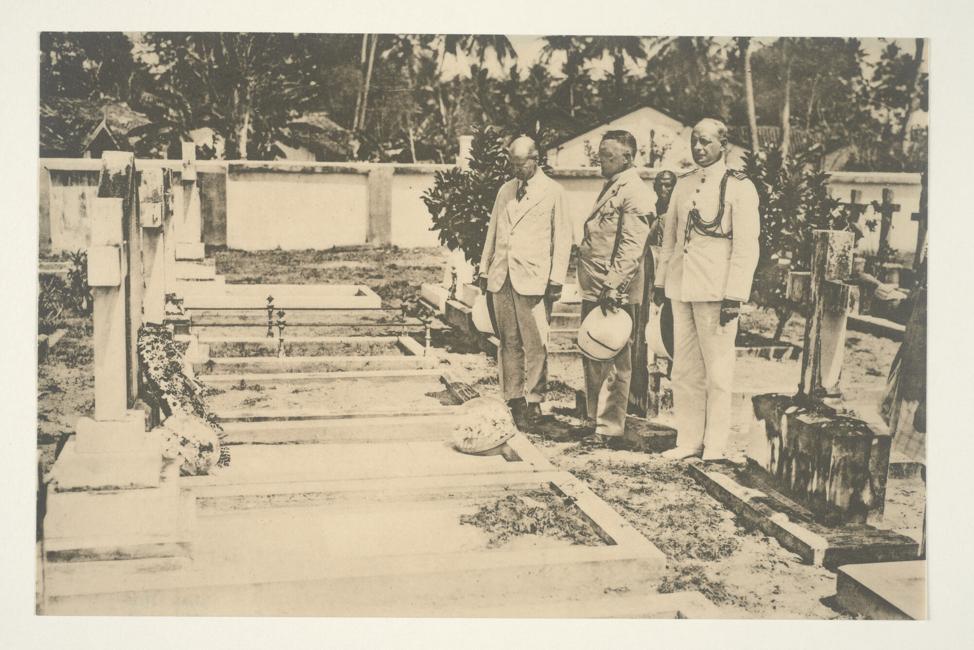 1999.1695; Kranslegging door de Minister van Defensie op de graven van de in 1921 bij een ongeluk omgekomen schepelingen van Hr.Ms. K IV; foto