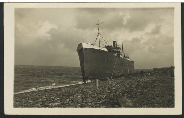 1990.0037; Stranding en berging op de zeedijk bij Den Helder van het Griekse vrachtschip [...]; prentbriefkaart-serie