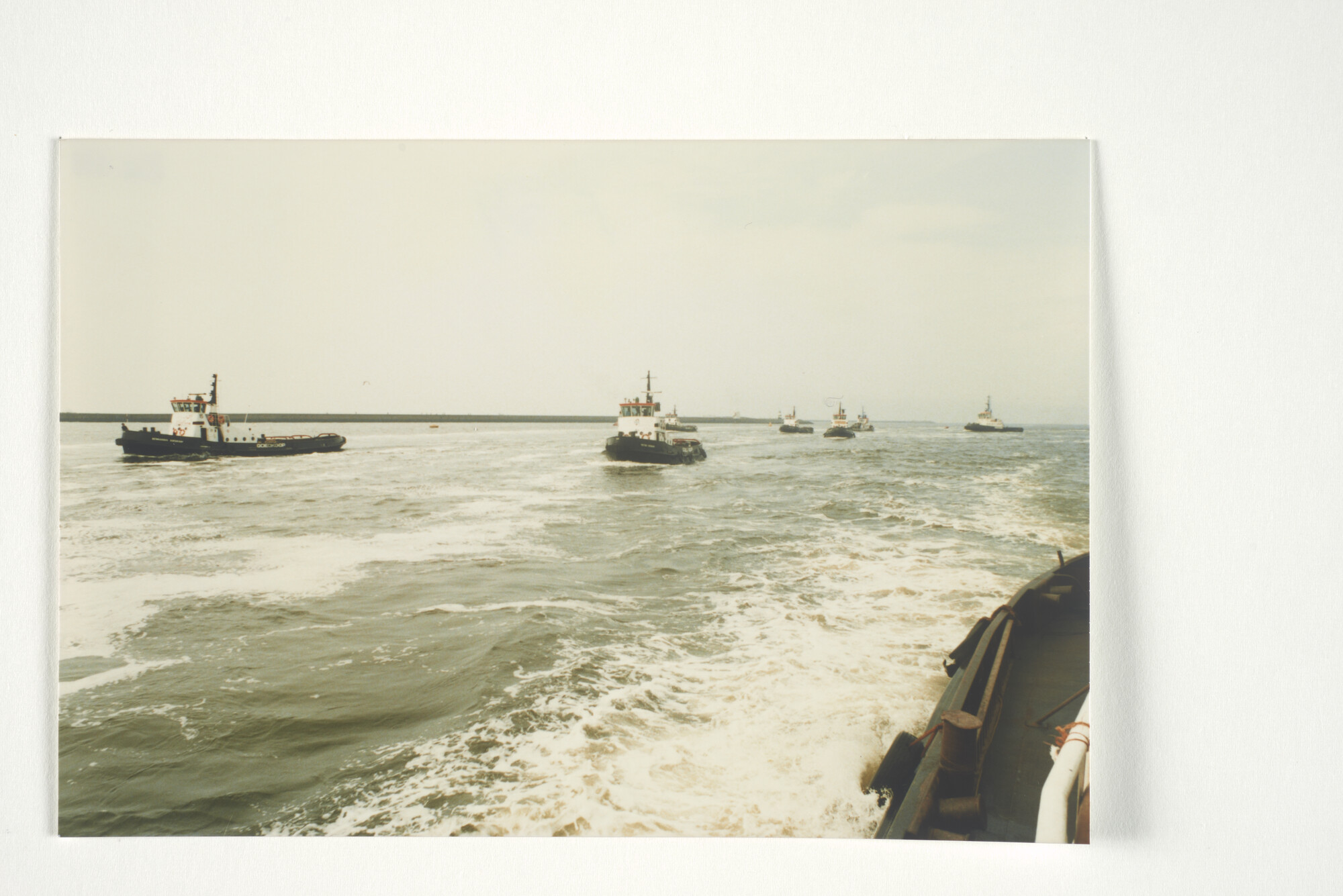 2001.1688; Passage van de sluis in IJmuiden en protest voor de sluizen tijdens de [...]; fotoreportage