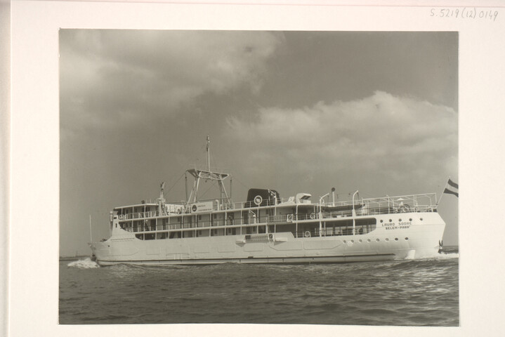 S.5219(12)0149; Foto's van de proeftocht van het vracht- en passagiersschip ms. 'Lauro Sodré' gebouwd op de dwarshelling van de ASM; fotoreportage