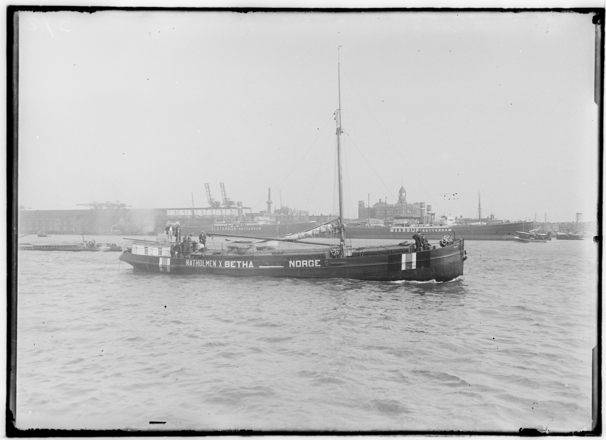 2018.1238; Glasnegatief van het vrachtschip Hathomen X Betha (Noors, 1911); glasnegatief