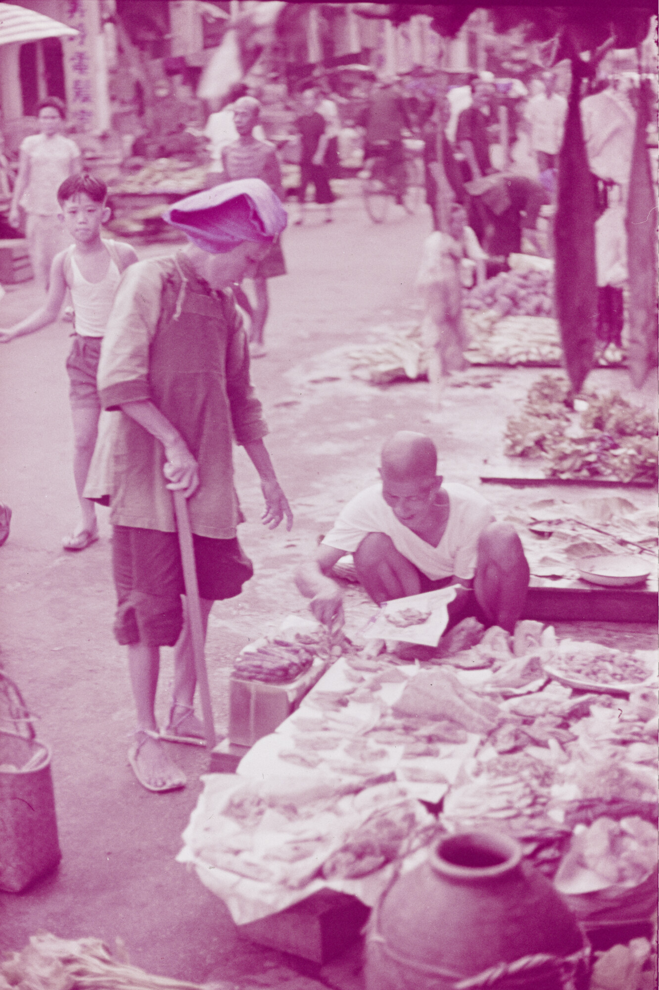 2015.0453; Dia van een straatbeeld in Singapore met links en rechts marktkraampjes; diapositief