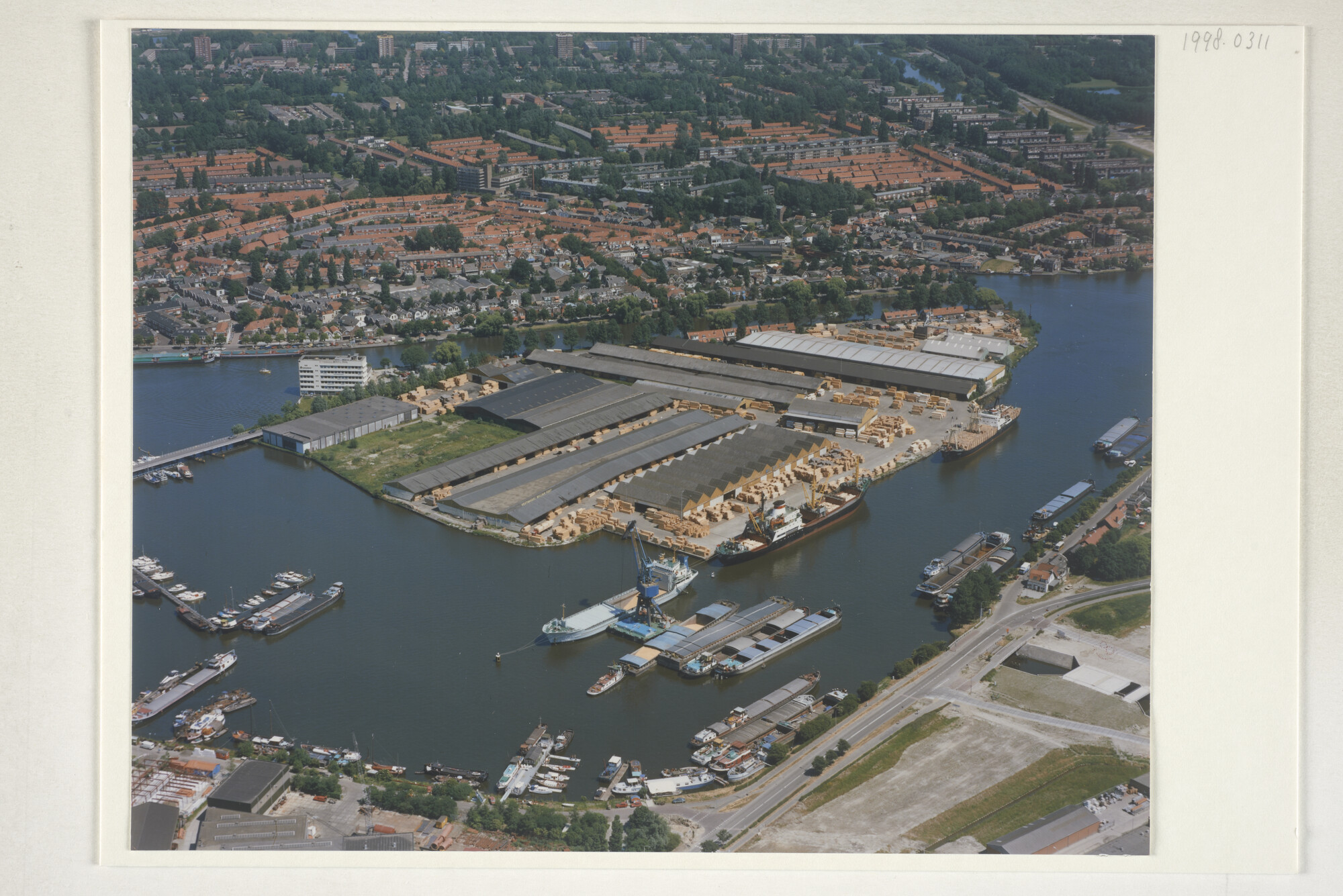 1998.0311; Een luchtfoto van het Eiland in de Voorzaan met het complex van Houthandel Willem Pont (PontMeyer) te Zaandam [...]; foto