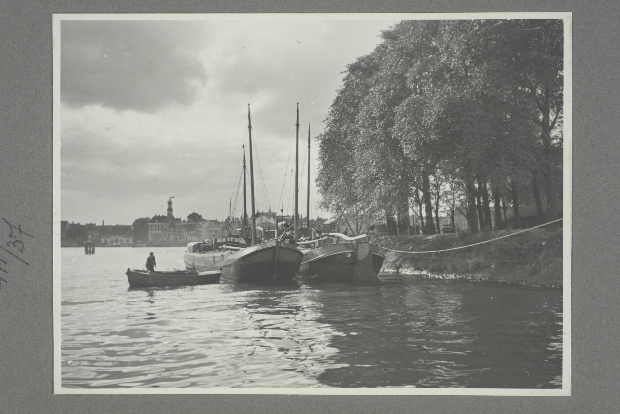 1998.2177; Omslag/ album met een grote hoeveelheid proeffoto's gemaakt door mw. A.M. Wolff-Koller in opdracht van de Gemeente Handelsinrichtingen in Amsterdam; omslag