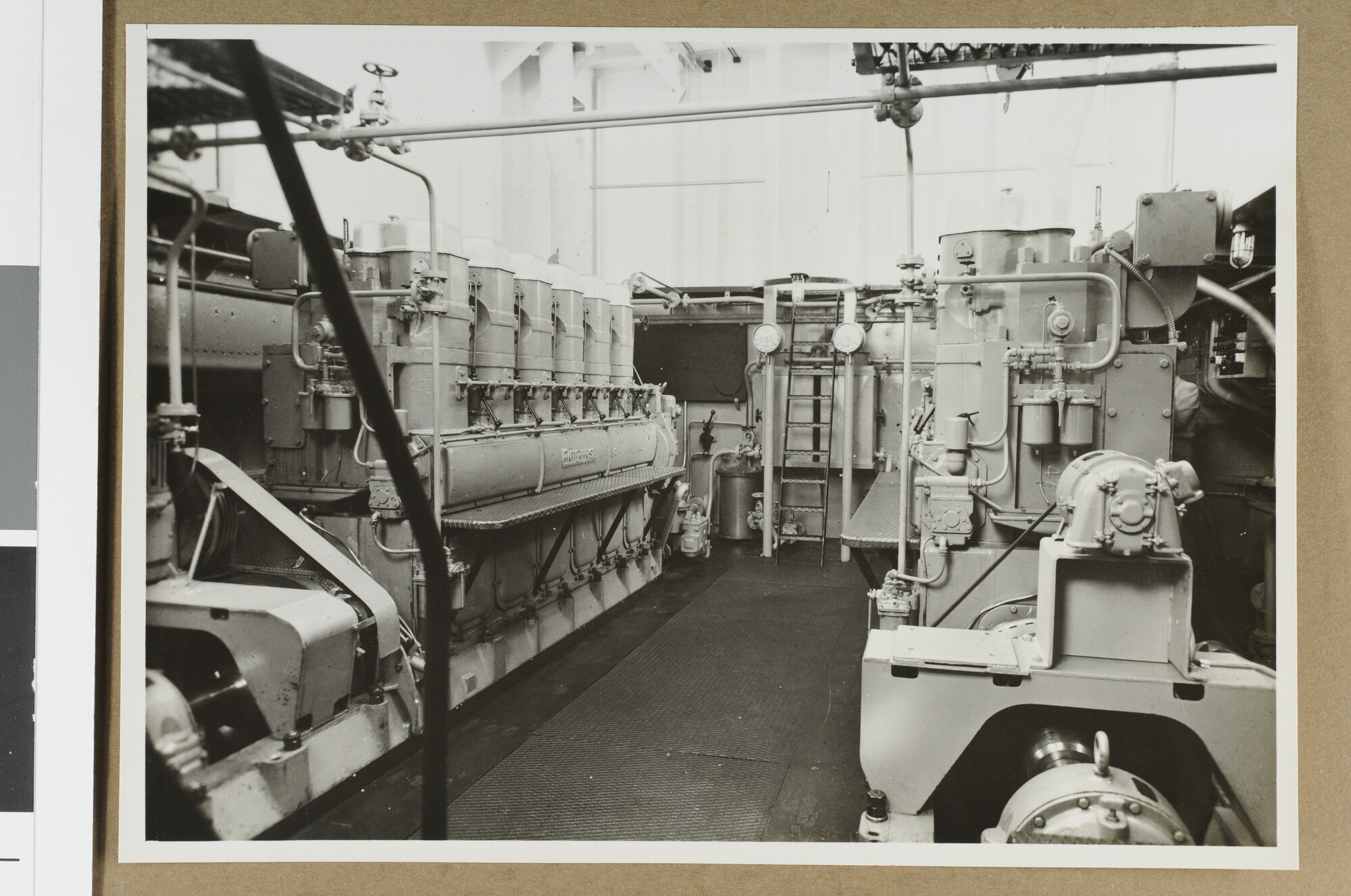 S.6769(29); Vier fotos in een omslag: gemaakt tijdens de eerste vaart aan boord van het [...]; omslag