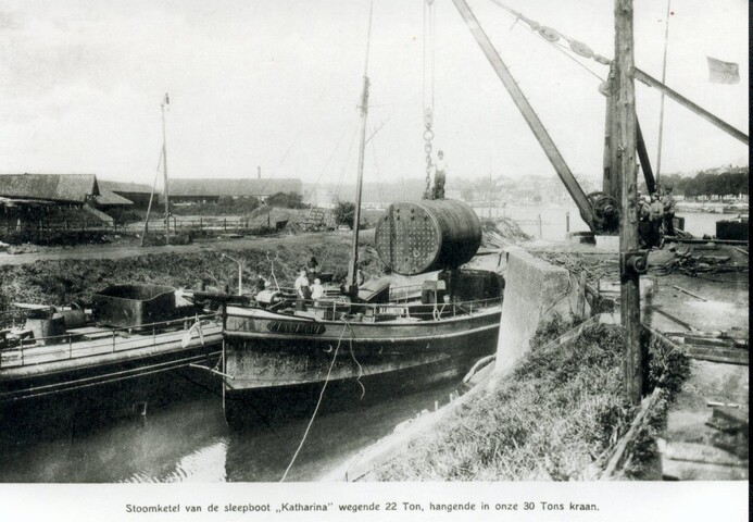 S.5219(12)0657; Het plaatsen van een nieuwe stoomketel voor de stoomsleepboot 'Katharina' van A. Heinbach te Niederlahnstein; foto