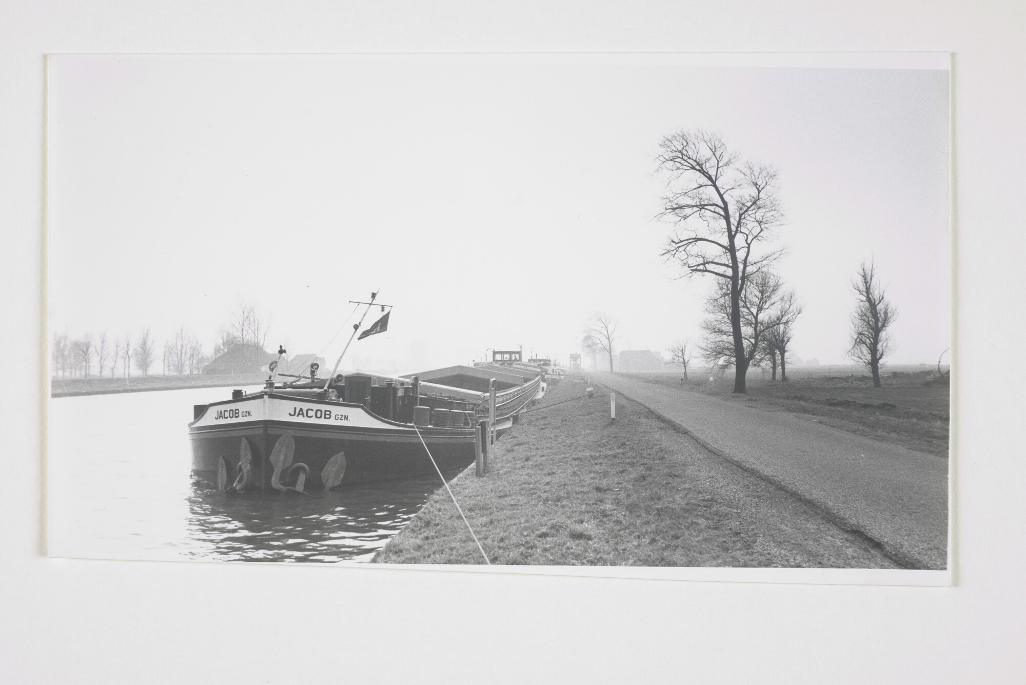 2000.1884; Het binnenvaartschip 'Jacob Gzn' ligt met andere schepen afgemeerd aan de oever van het Van Starkenborgkanaal (Groningen) [...]; foto