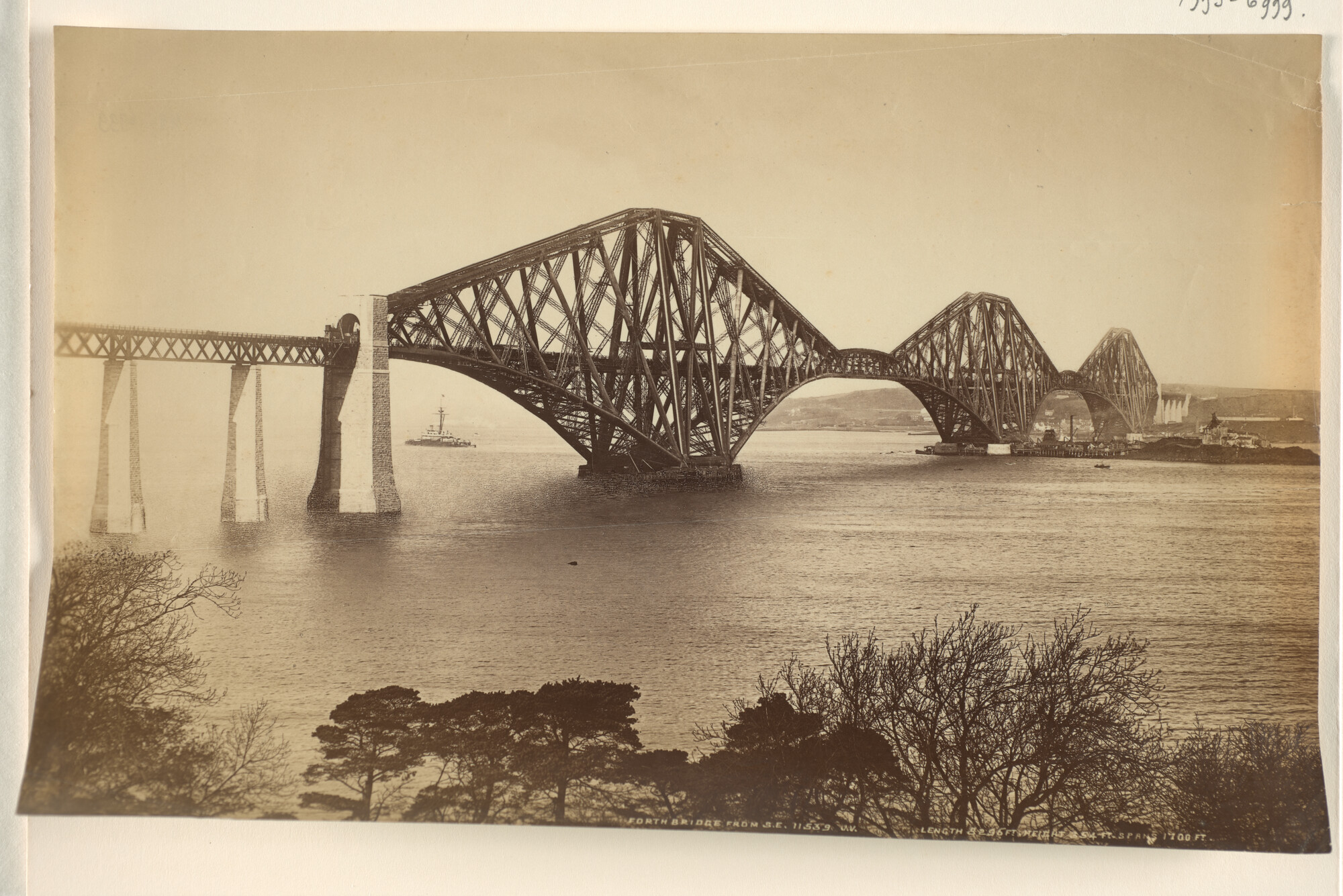 1995.6999; Foto's van de Forth Bridge met de spoorbrug over de Firth of Forth; fotoreportage