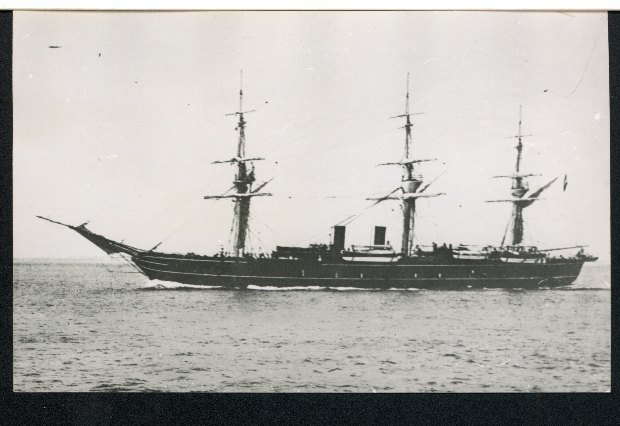 A.4426(07); Prentbriefkaart van het fregat Hr.Ms. Atjeh op zee; prentbriefkaart