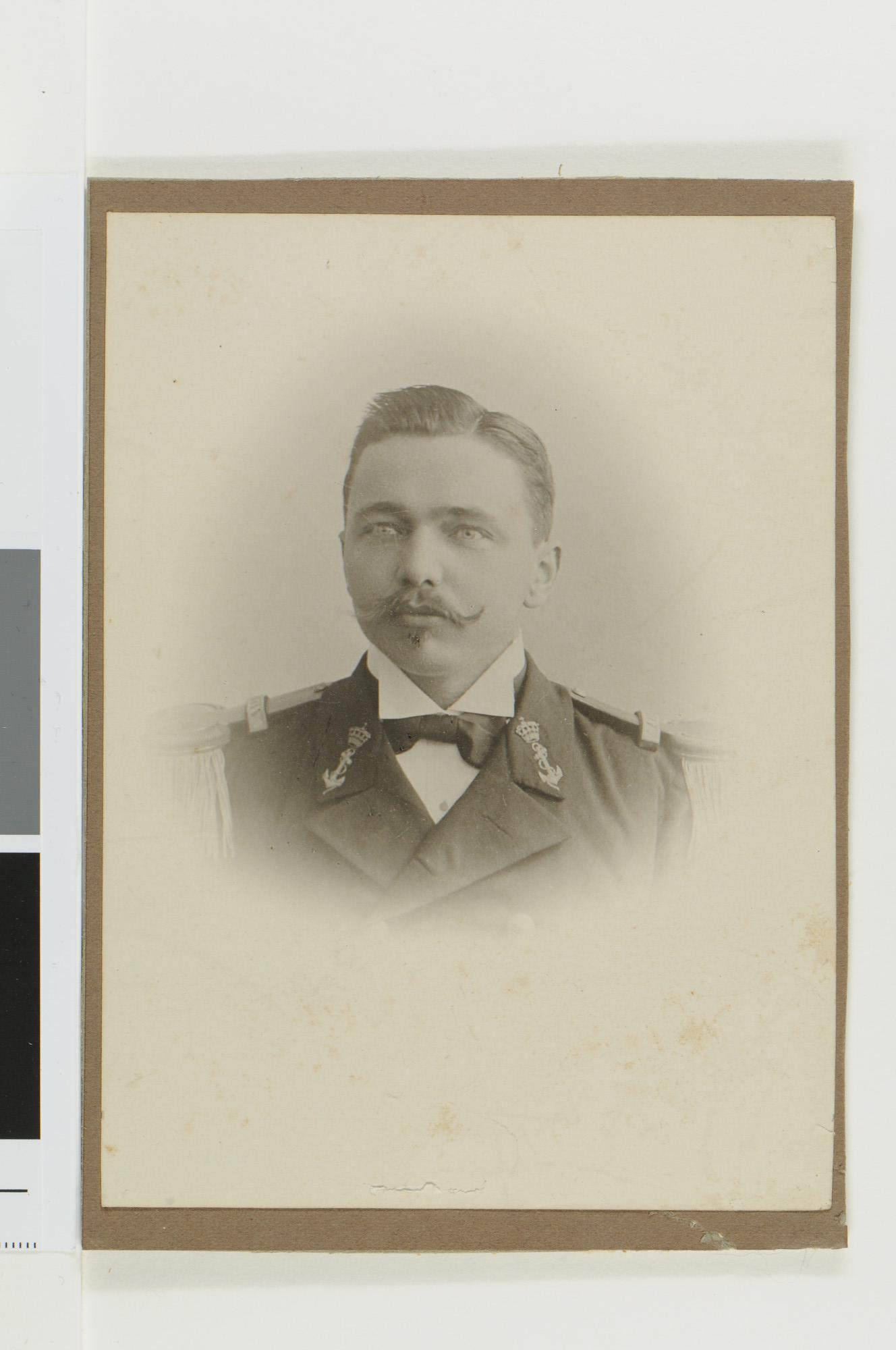 S.0653(16)36; Portretfoto van J.G.W.J. Eilerts de Haan (1865-1910), luitenant ter zee 1e klasse; foto