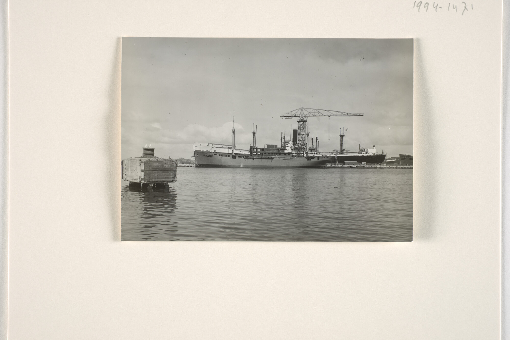 1994.1471; Het ms. Kaloekoe van de KPM aan de afbouwkade van de NDSM in Amsterdam; foto