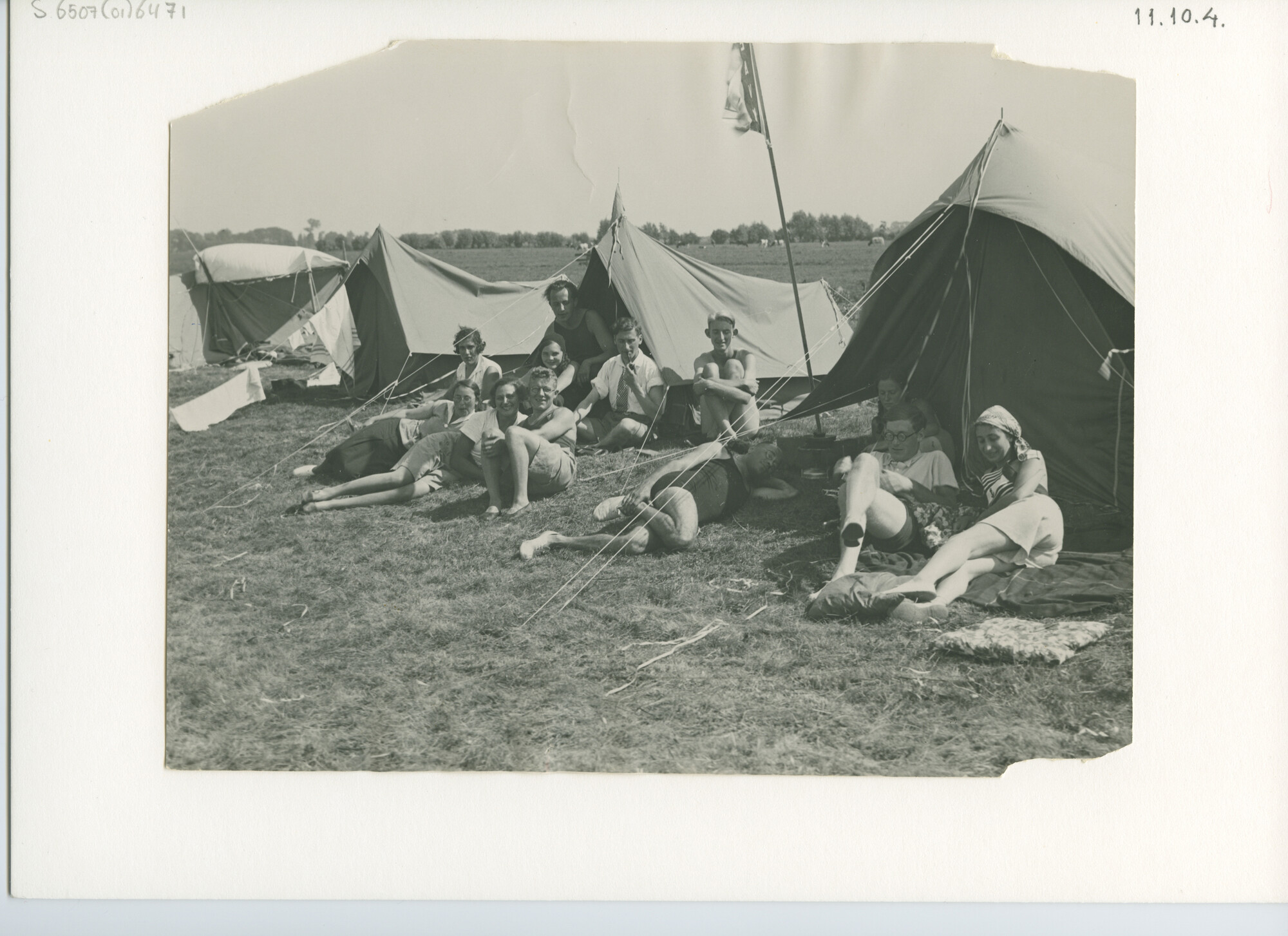 S.6507(01)6471; Foto van een groep aan het kamperen; foto