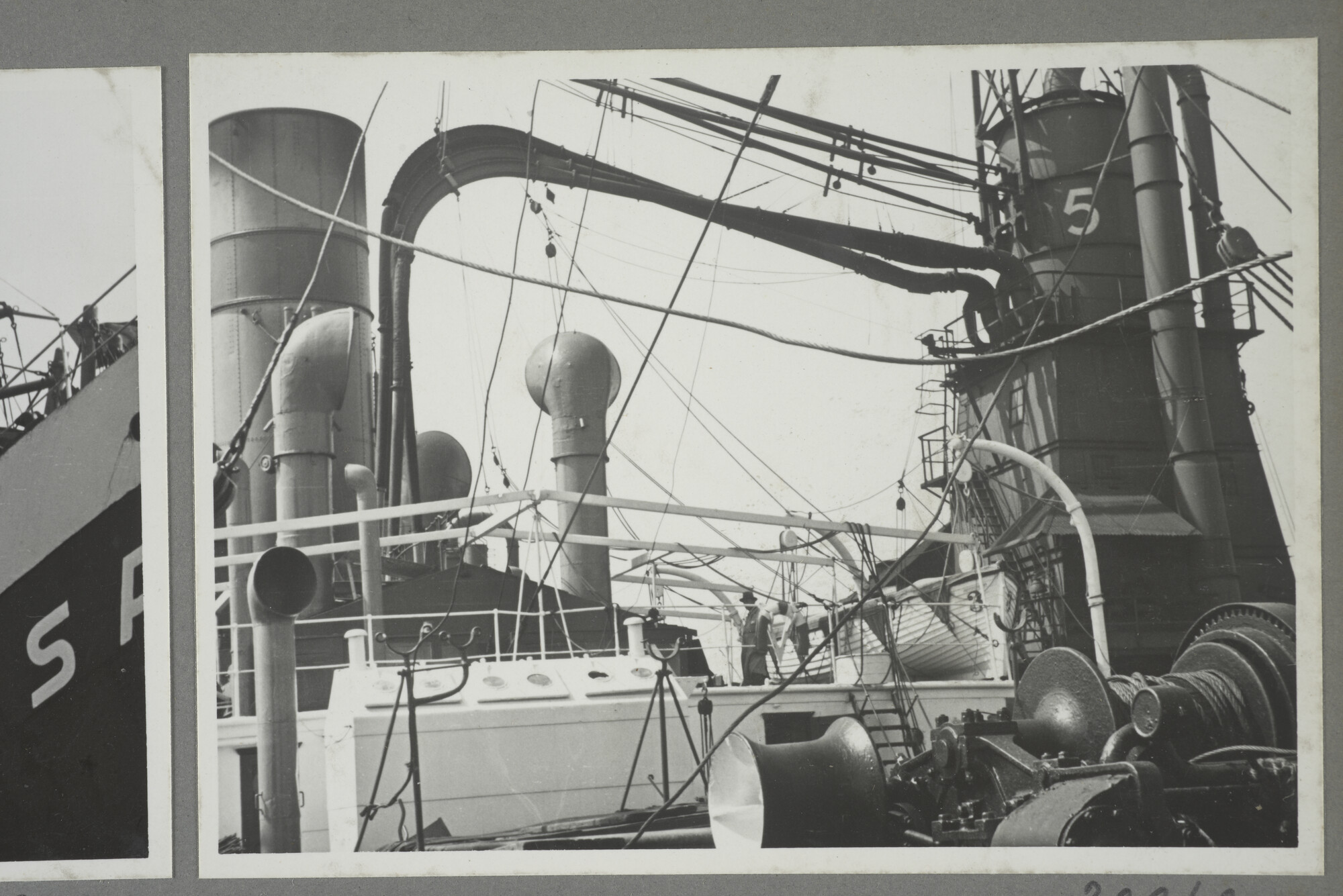 1998.2177; Omslag/ album met een grote hoeveelheid proeffoto's gemaakt door mw. A.M. Wolff-Koller in opdracht van de Gemeente Handelsinrichtingen in Amsterdam; omslag