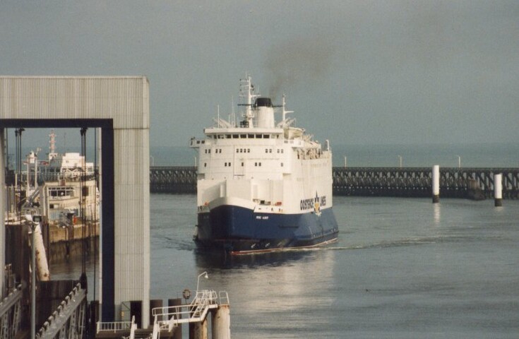 2001.1833; Kleurenfoto's gemaakt in de haven van Oostende van de veerboten 'Reine Astrid' (gezien bij binnenkomst) en 'Prins Albert' van de Oostende Lines [...]; fotoreportage