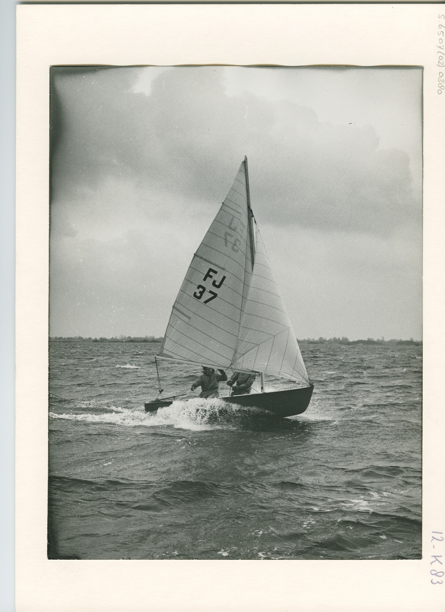 S.6507(02)0380.01; Zwart-wit foto van een demonstratie van de Flying Junior: de FJ nummer 37 bij flinke [...]; foto