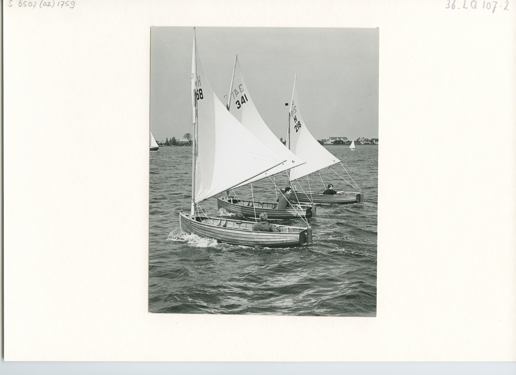 S.6507(02)1759.01; Zwart-wit foto van twaalfvoetsjollen voor de wind op het Braassemermeer tijden een wedstrijd van de KZ&RV Hollandia; foto