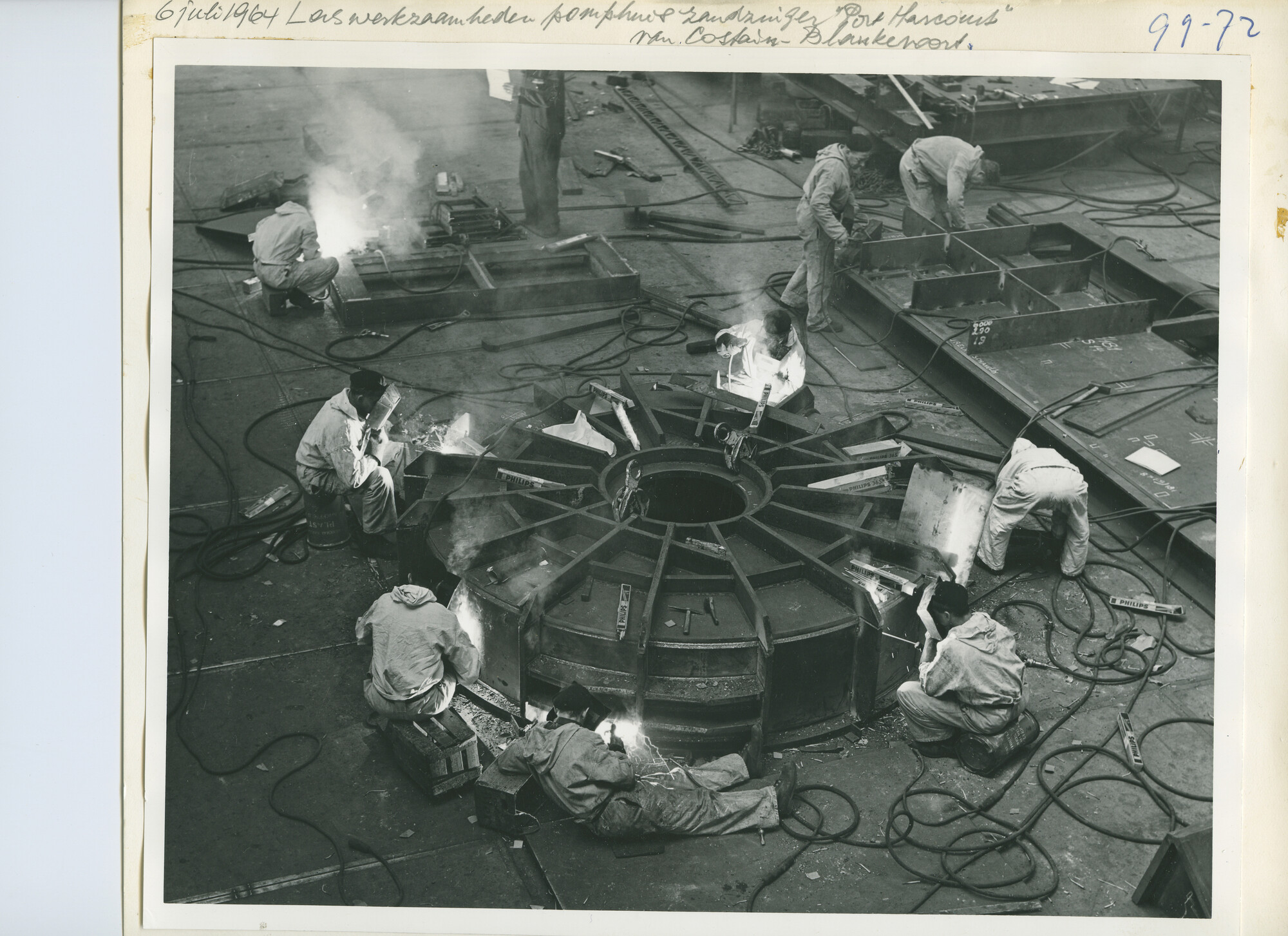 S.5444(04292); Laswerkzaamheden bij de Nederlandsche Dok en Scheepsbouw Maatschappij te Amsterdam aan een pomphuis met een diameter van 3500 mm; foto