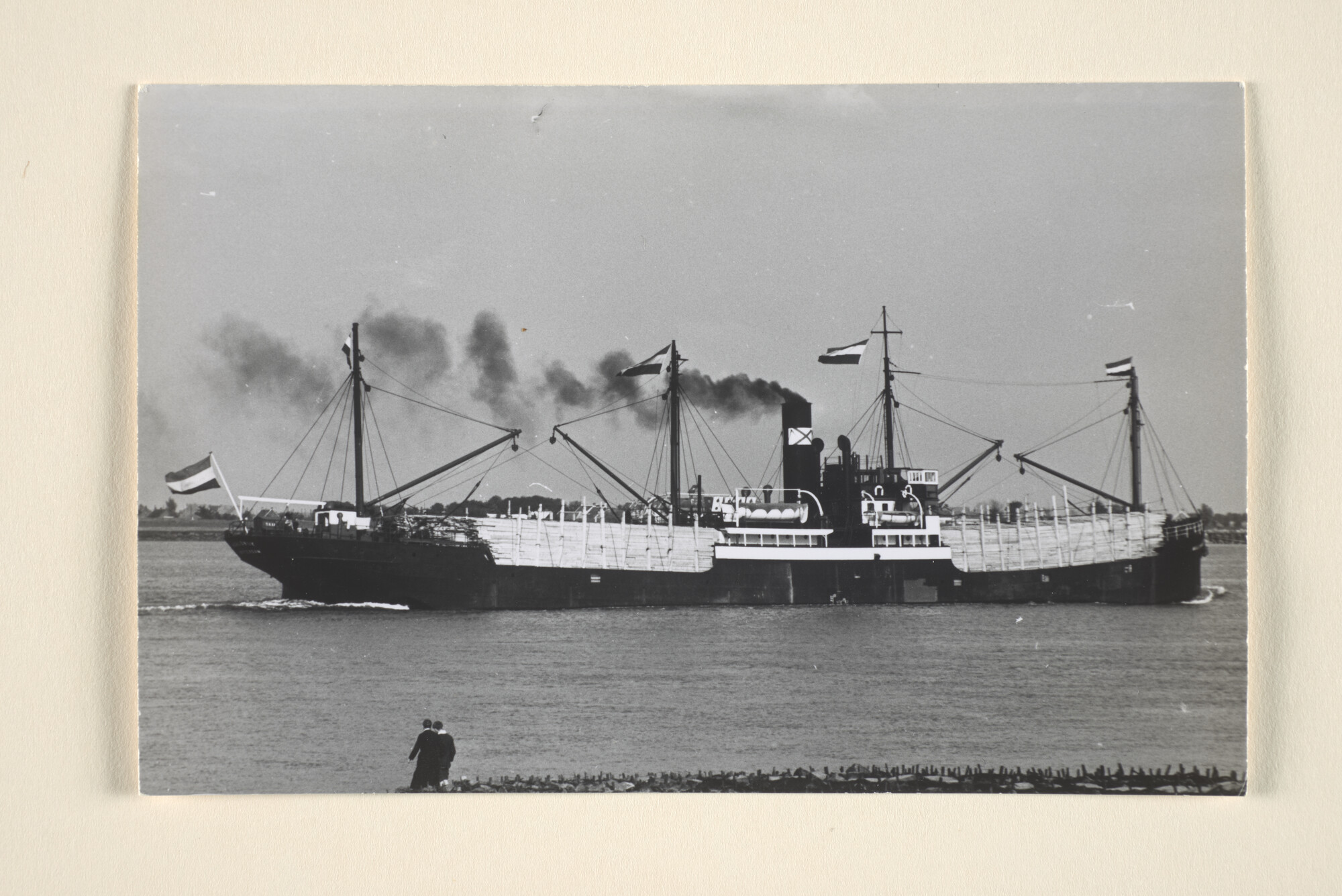 1995.7095; Het vrachtschip ss. Naaldwijk van de Stoomvaart Maatschappij Wijklijn [...]; foto