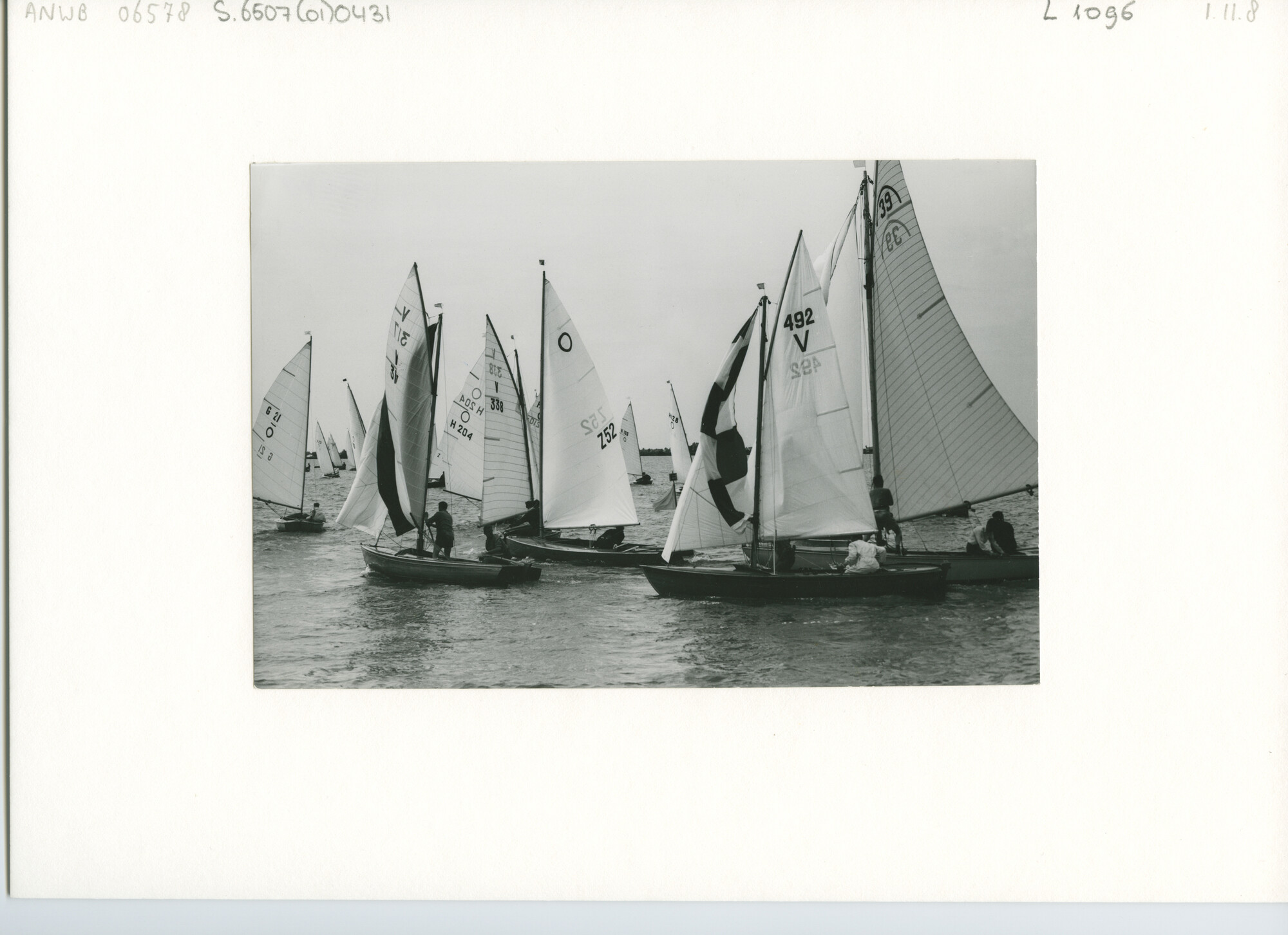 S.6507(01)0431; Verschillende klassen bij een boei op het Braassemermeer; foto