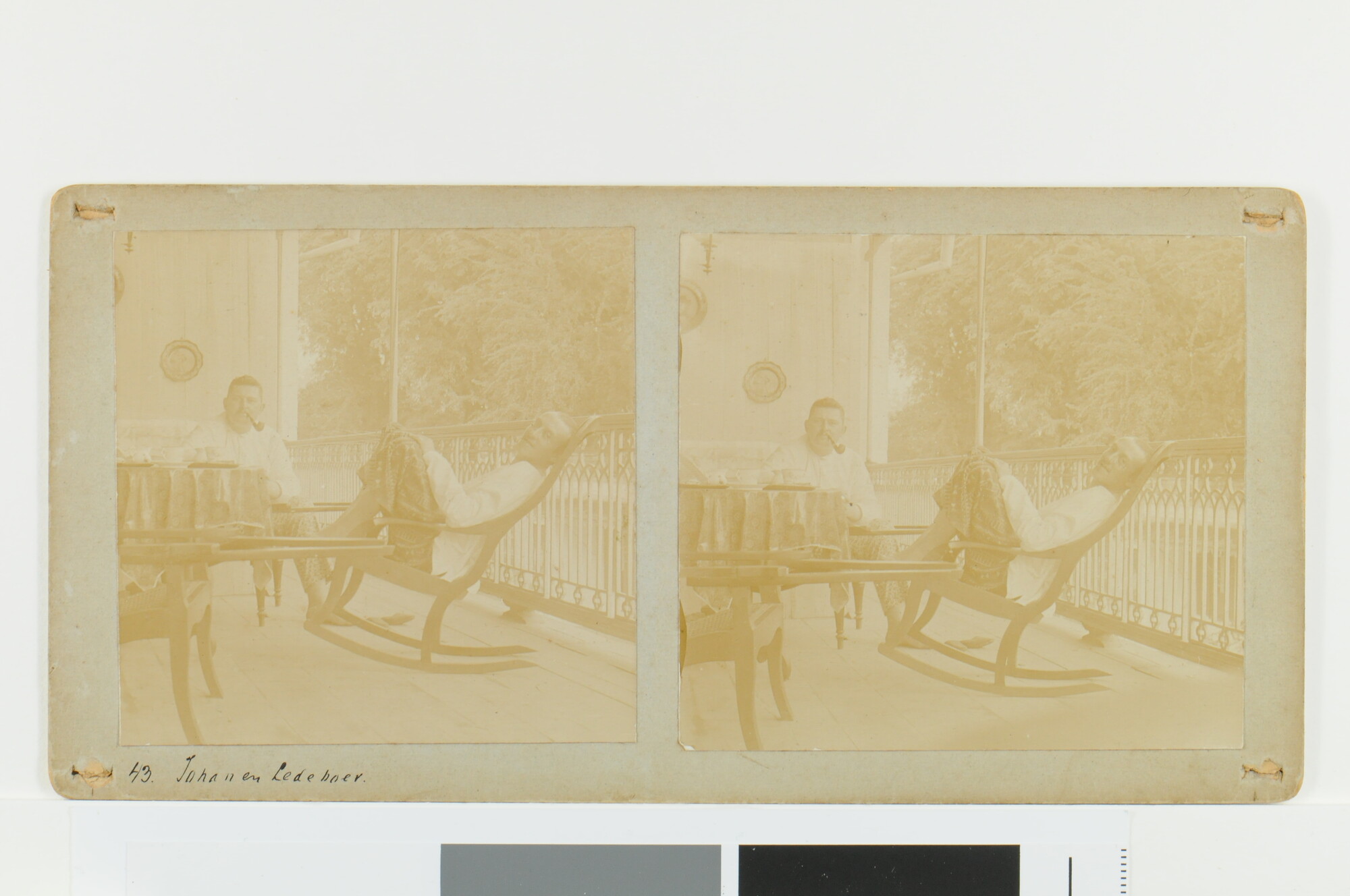S.4834(01)27; Portretfoto van de heren Johan en Ledeboer zittend op de waranda; foto