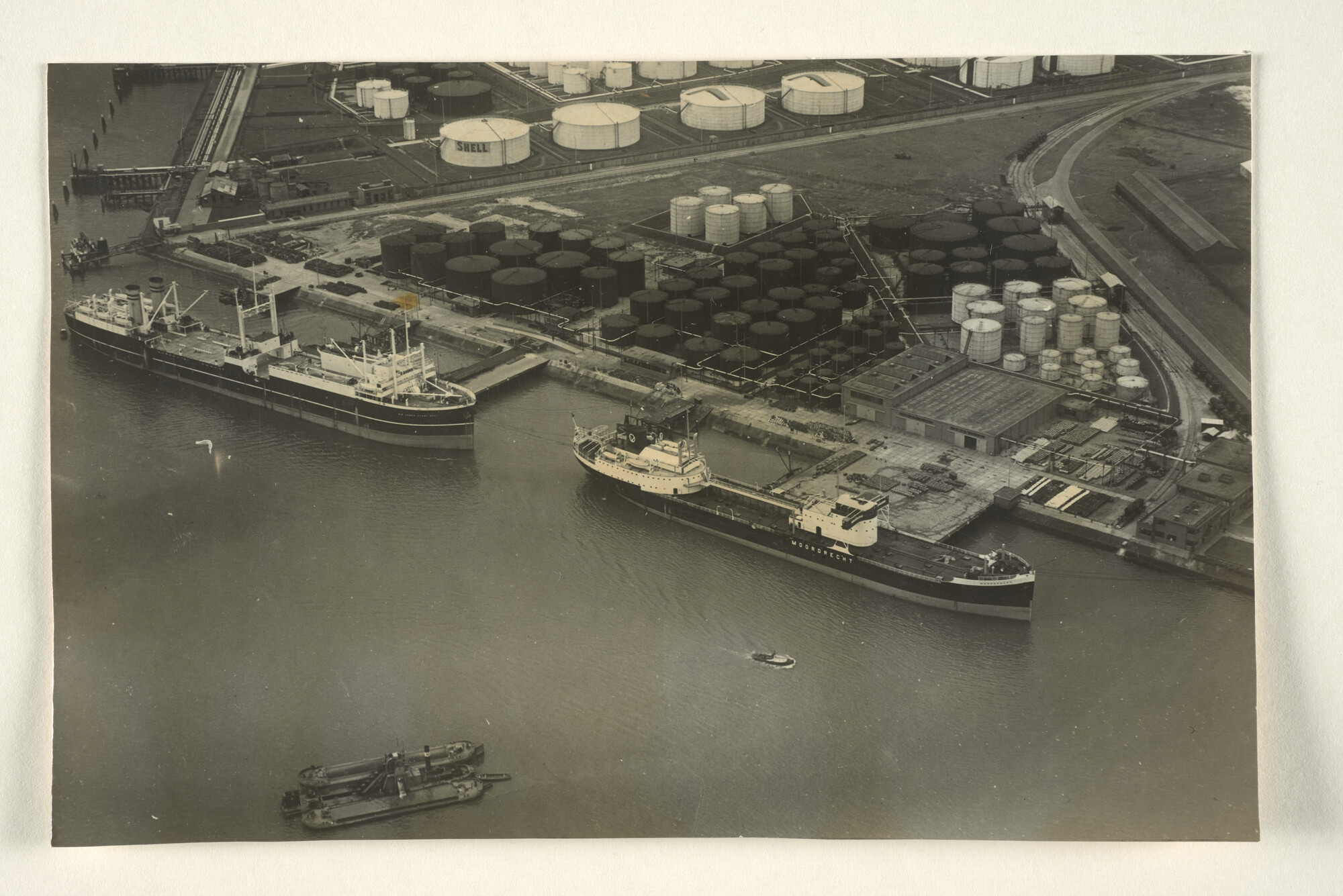 1997.4055; Luchtfoto van de laad- en lossteigers van Shell Pernis met de tanker ms. "Moordrecht" van Phs. Van Ommeren NV en het Britse walvismoederschip ms. "Sir James Clark Ross"; foto