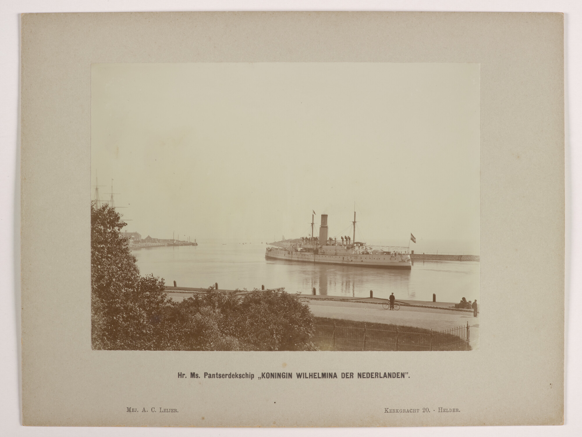 2017.0811-11; Kabinetfoto van pantserdekschip Hr.Ms. Koningin Wilhelmina der Nederlanden op het Nieuwediep; foto