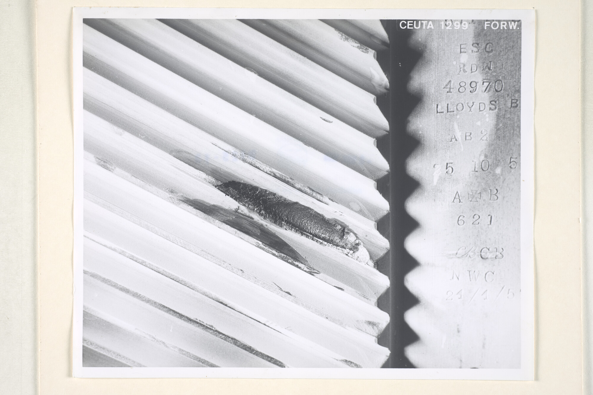 2000.3201; Detailfoto van de schade aan een tandwiel uit de tandwielkast van de [...]; foto