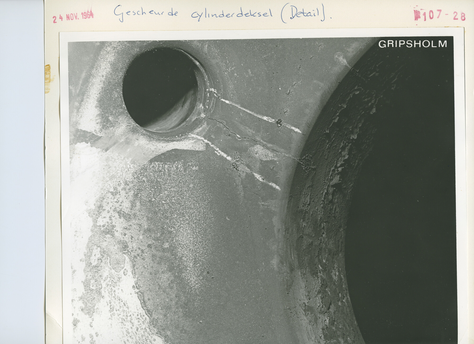 S.5444(4362)6; Foto van de gescheurde schroefas en cilinderdeksel van het Zweedse passagiersschip ms. Gripsholm; foto