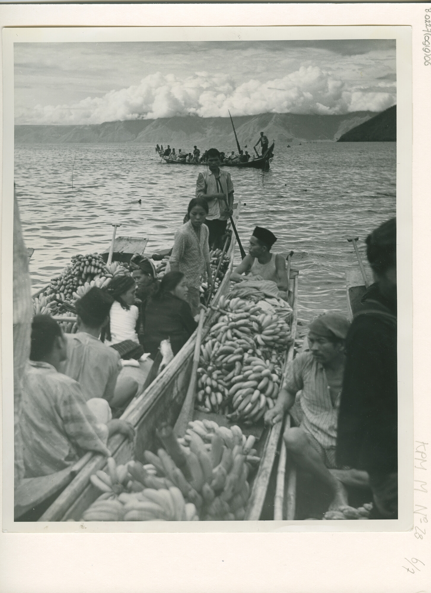 B.0227(0919)06; Foto van het vervoer van goederen (waaronder pisangs) per prauw (soloes) [...]; foto