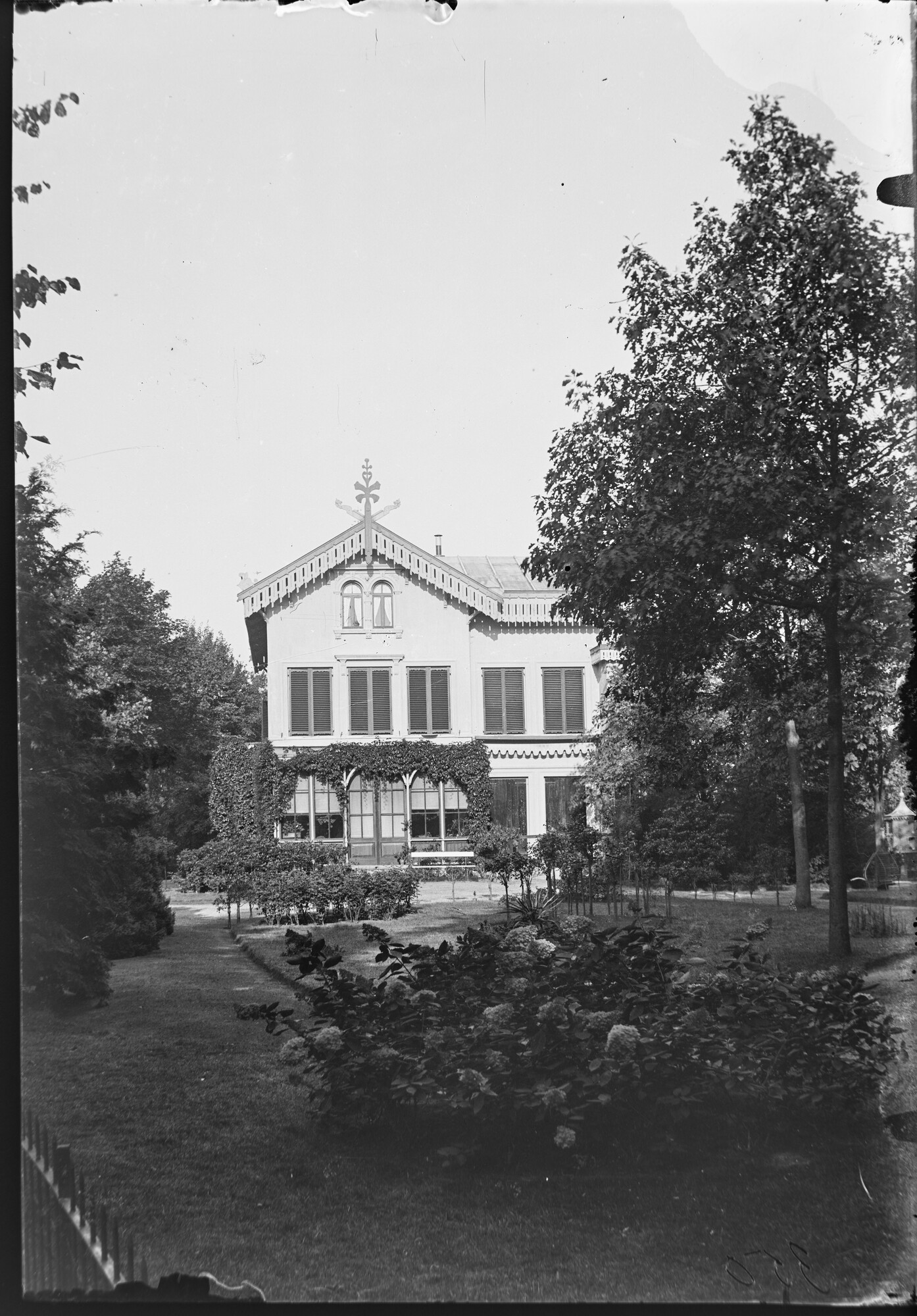 S.1156(06)388-1; Gezicht op achterzijde van Villa 'Kersbergen' te Baarn; negatief