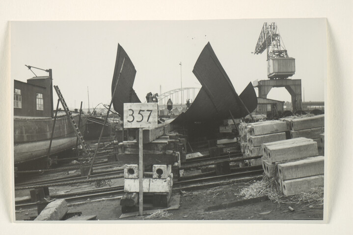 S.5219(12)0093; Foto's van de kiel van het Franse (Laker) vrachtschip ms. 'Marquette' voor de Cyprien Fabre Fraissinet te Marseilles op de dwarshelling van de ASM te Arnhem; fotoreportage