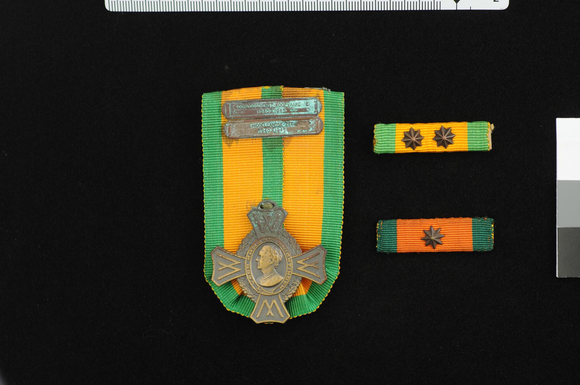 1989.0692; Oorlogsherinneringskruis met twee gespen en twee batons; onderscheiding