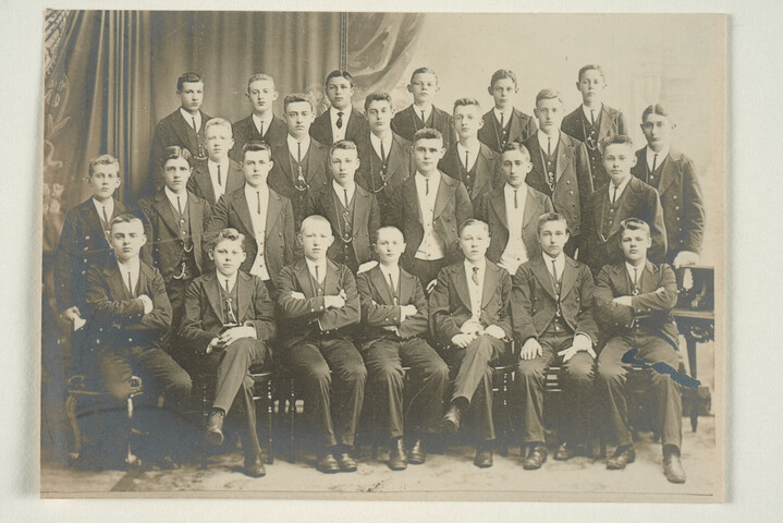 S.7143(1248)2a; Klassenfoto van groep 1905-1908 van de Kweekschool voor de Zeevaart te Amsterdam; foto