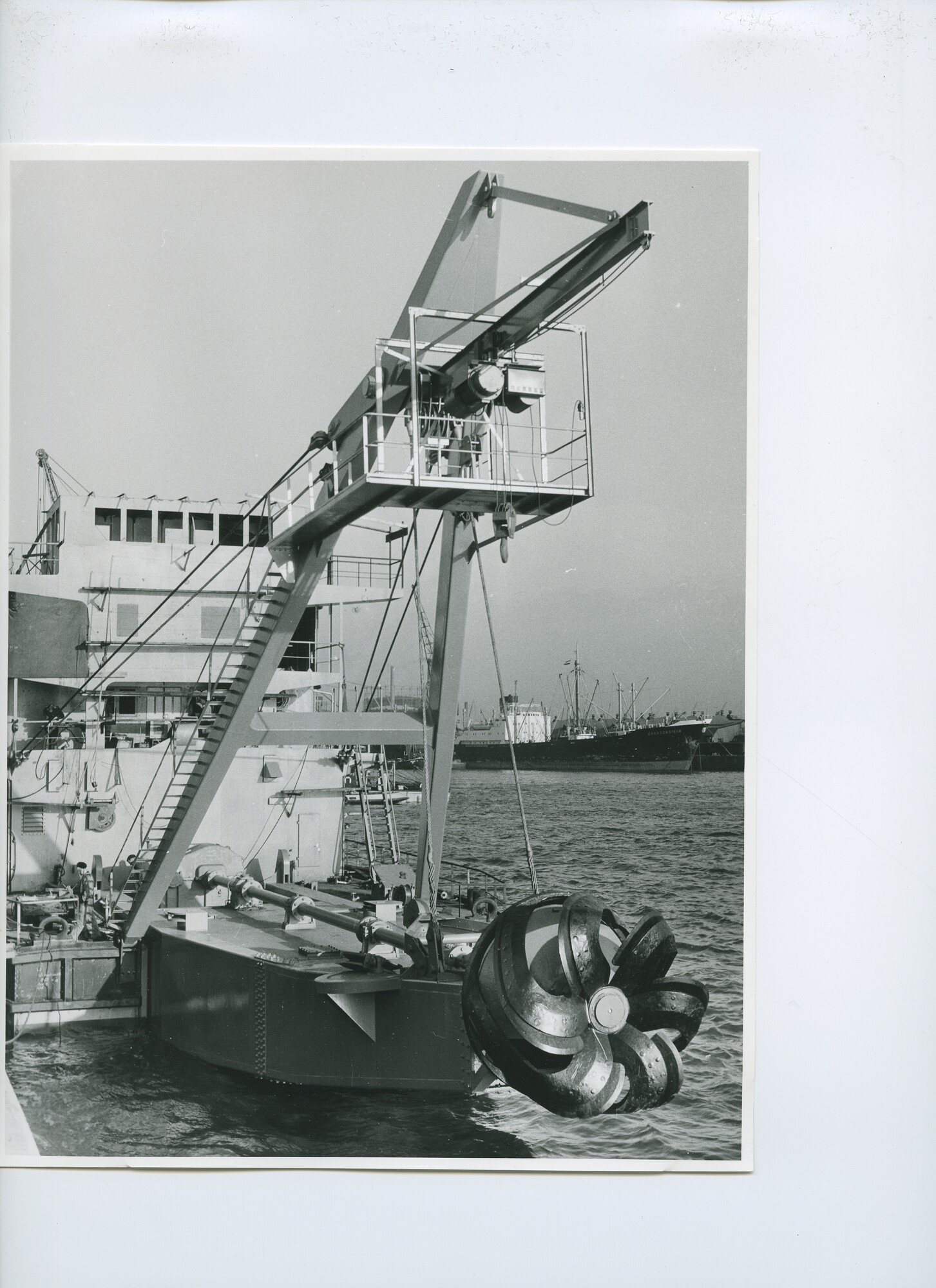 S.5621(01)0279; Foto van cutterladder met ladderbok "Gargamelle".; foto