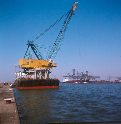 S.9100(8456); Dia van het Panamese kraanschip Pearl Marine (ex- Germinal) bij ter Haak [...]; diapositief