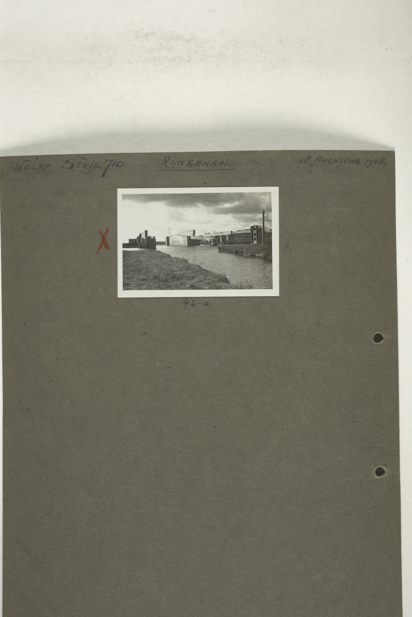 1998.2180; Omslag met een grote hoeveelheid proef foto's gemaakt in opdracht van de Gemeente Handelsinrichtingen in Amsterdam en de Koninklijke Hollandsche Lloyd te Amsterdam.; omslag