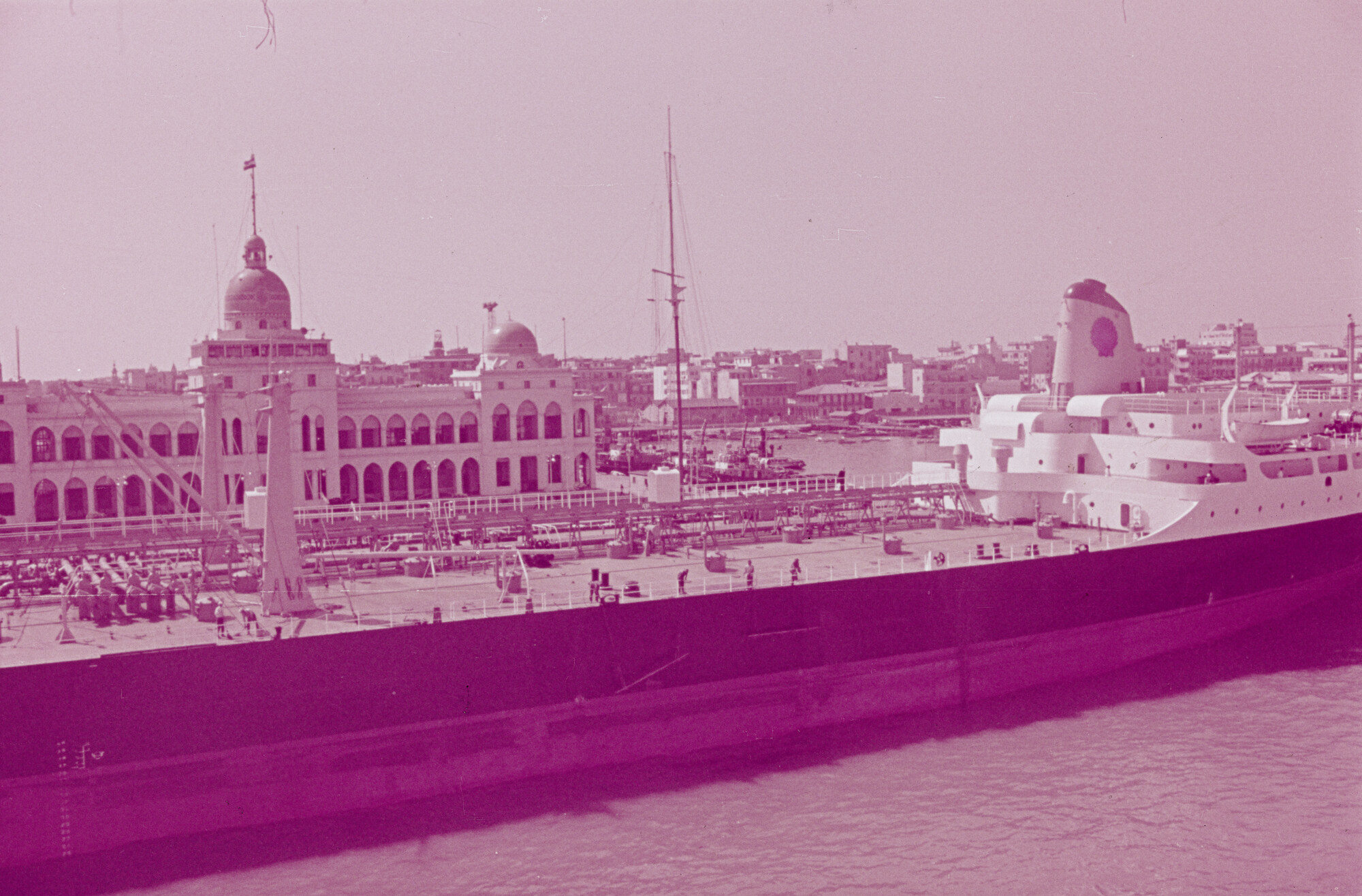 2015.0426; Dia van de Shell mammoettanker Capulonix in de haven van Port Said; diapositief