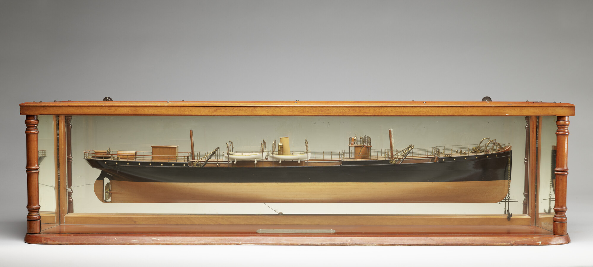 B.0254(02); Halfmodel van het ss. Amstelstroom; scheepsmodel