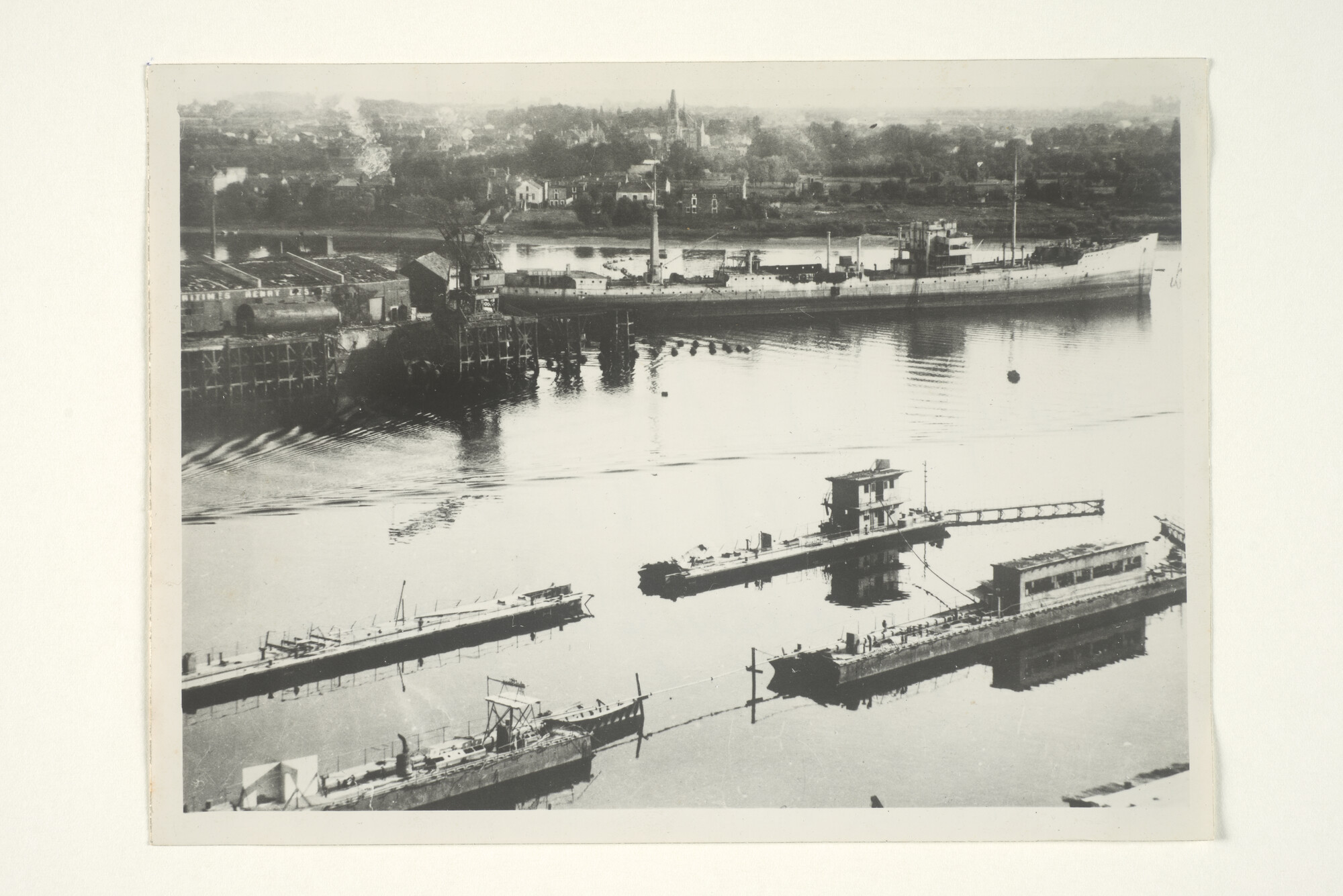 2000.3319; Foto van het vrijwel kale vrachtschip ss. 'Kertosono' (Rotterdamsche Lloyd) afgemeerd in de haven van Nantes [...]; foto