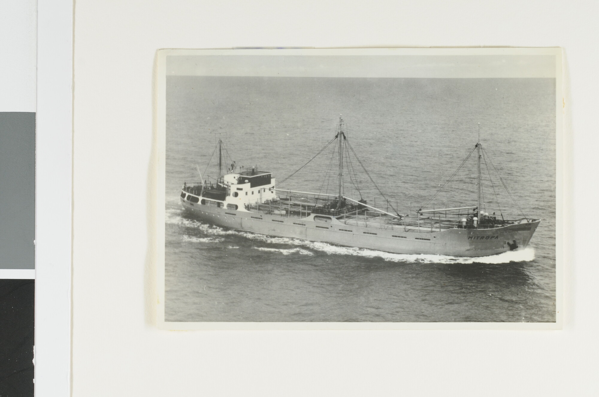 S.6408(1004); Een luchtfoto van de coaster ms. 'Mitropa' van Rederij H. Boon uit Rotterdam [gebouwd bij E.J. Smit & Zn; foto