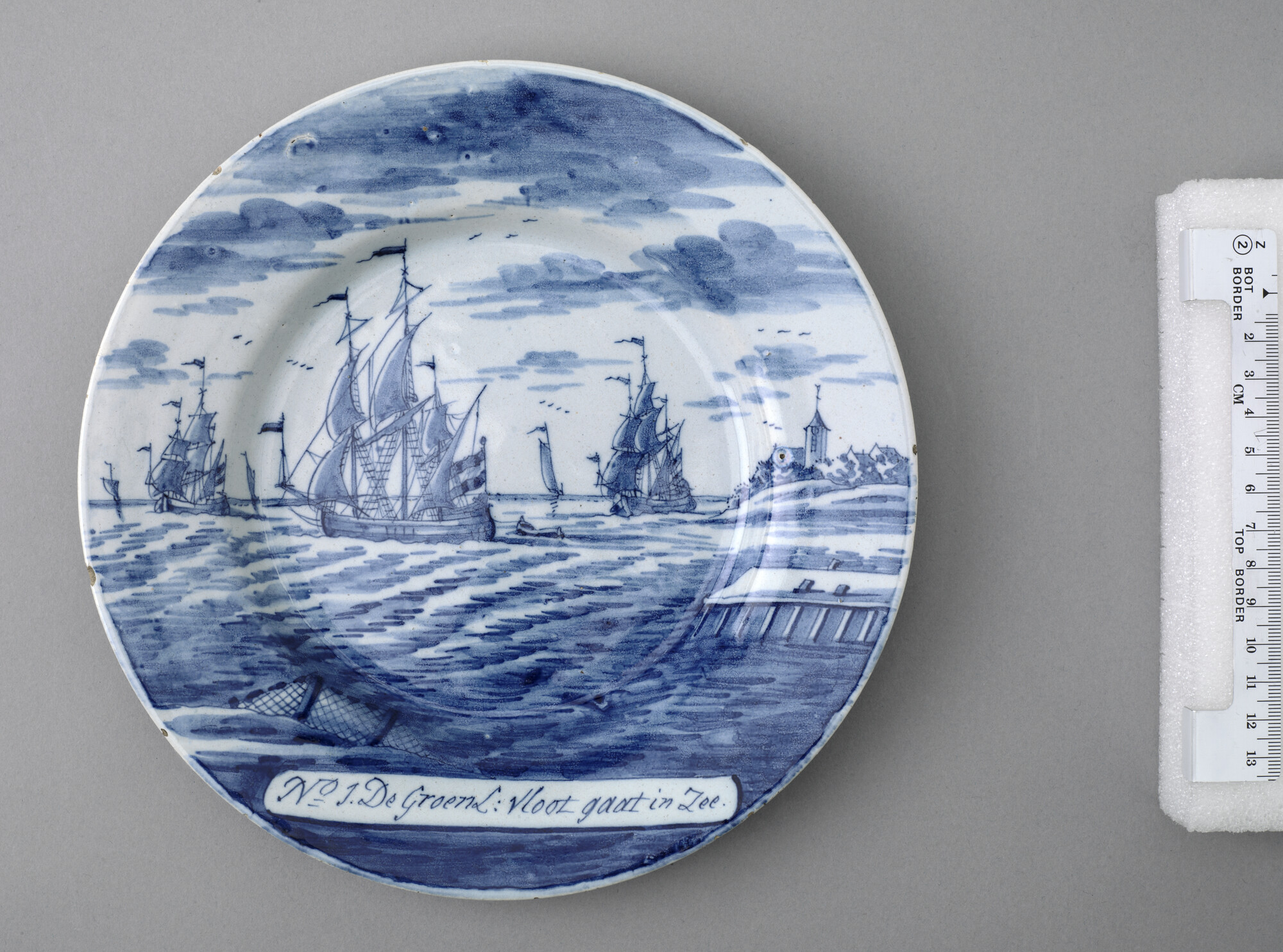 A.5130(01); Bord van Delfts aardewerk met afbeelding van de walvisvaart; sierbord