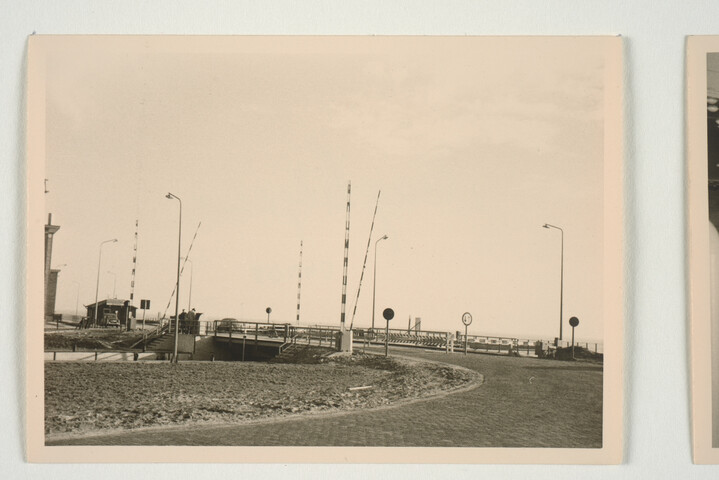 S.5219(12)0553; Fotos van in- en exterieur van een nieuwe ophaalbrug bij Lelystad; fotoreportage