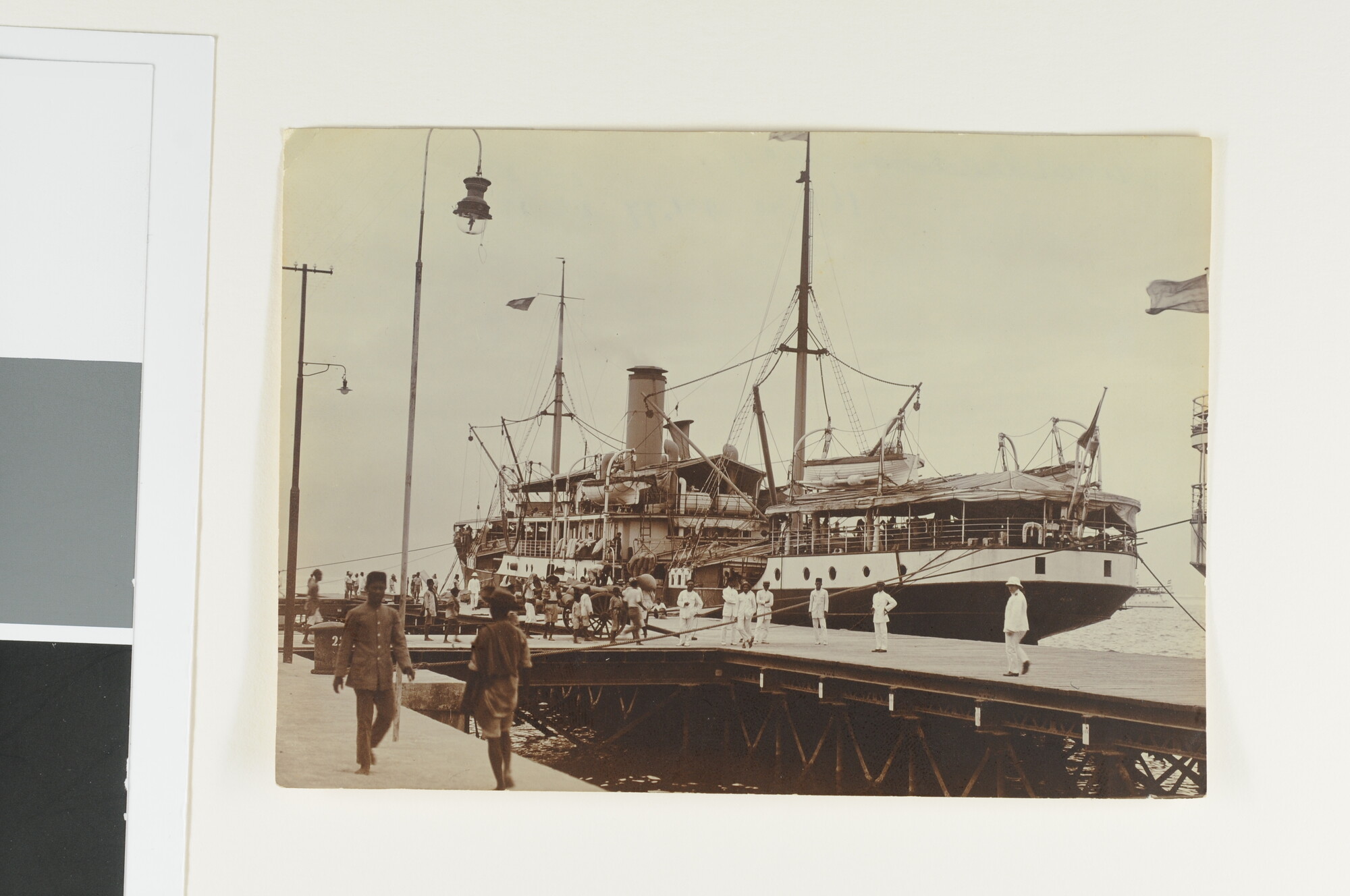 S.4426(028); Het ss. 'Swaerdecroon' van de KPM afgemeerd aan de kade van Makassar, tijdens het laden van goederen; foto