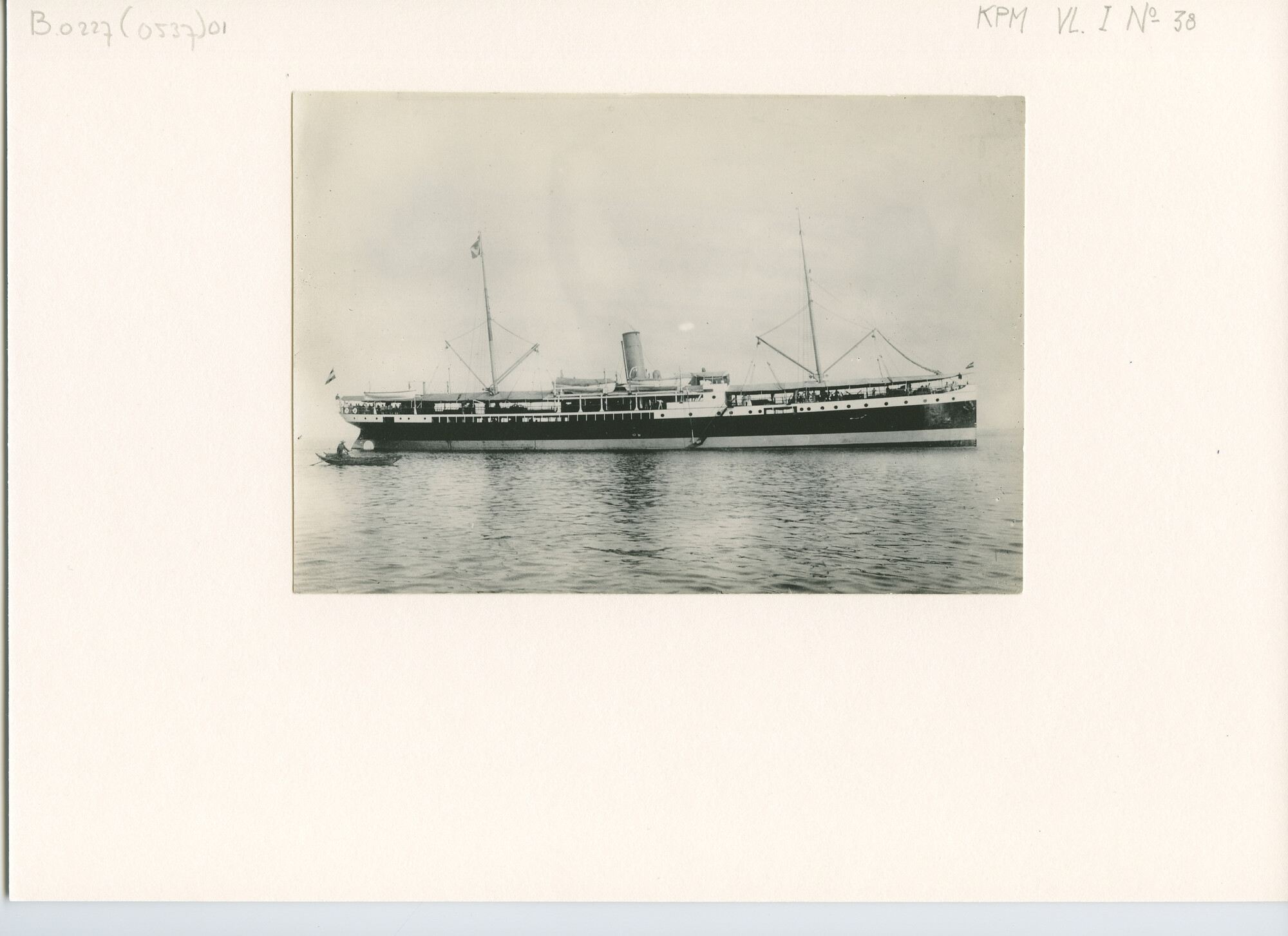 B.0227(0537)01; Foto van ss. Van Outhoorn van de KPM varend op een rede in Aziatische wateren; foto