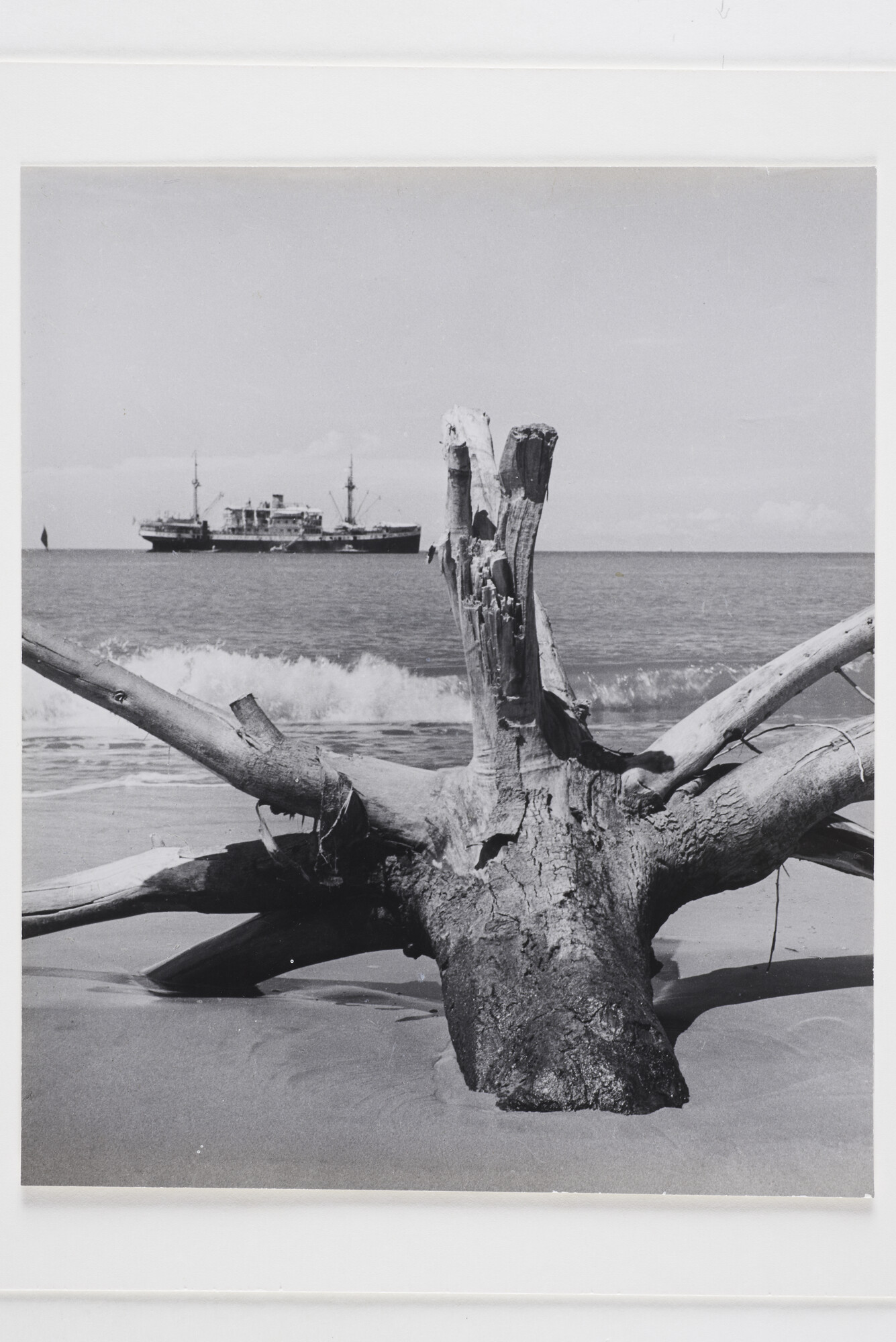 B.0227(1338); Foto van ms. Karossa voor het strand van Insoh, met laadboten langszij; foto