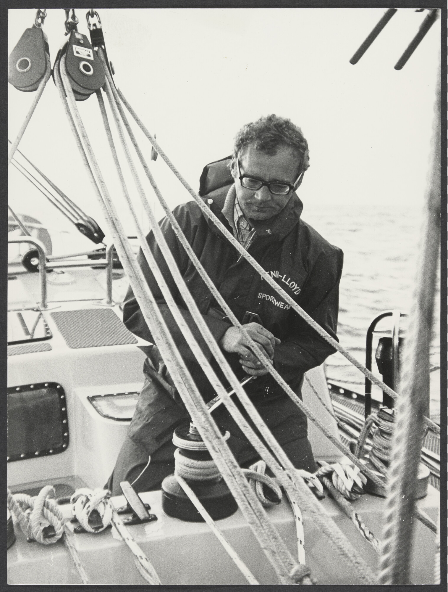 2025.0269; Zwart-wit foto van Gerard Dijkstra aan boord van oceaanracer Bestevær tijdens de Observer Single-Handed Trans-Atlantic Race 1976; foto