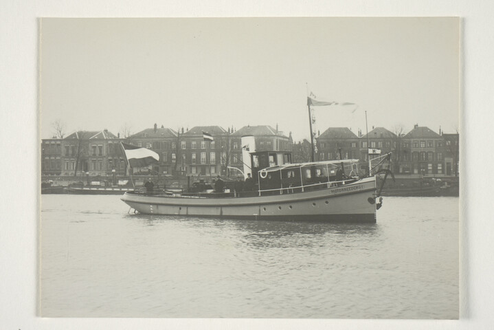 S.5219(12)0492; De overdracht van de Duitse riviermotorsleepboot 'Motorreederij I' door de ASM aan de reder E. Oxenfort te Düsseldorf op de Rijn voor de ASM; foto